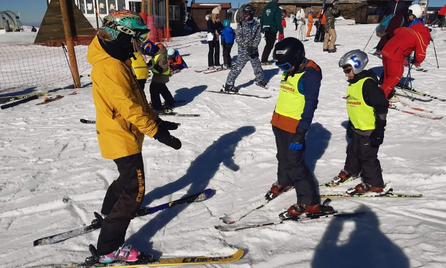 Image 16: Deslízate como un pro: clases de esquí o snow con material incluido