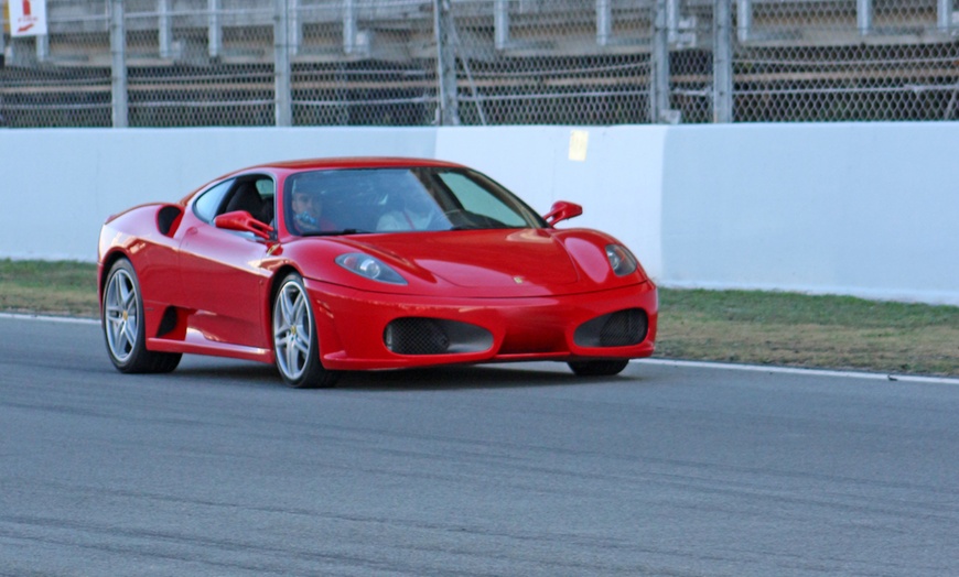 Image 3: Siente la adrenalina con 1 o 2 vueltas a circuito en coche a elegir