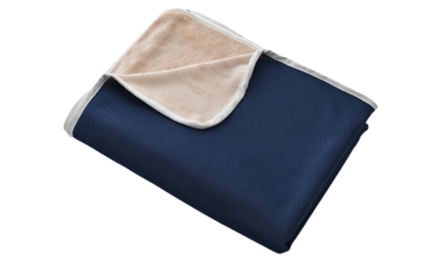 Image 8: Double-Sided Lightweight Cooling Blanket