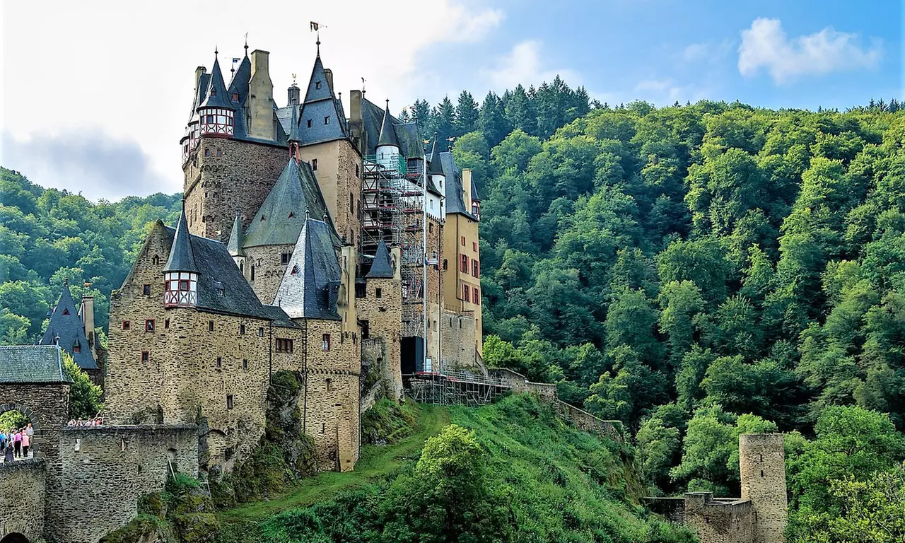 Nabij Koblenz: superior 2-persoonskamer + ontbijt/halfp. & naar keuze kerstpakket in 4* Wyndham Garden Lahnstein Koblenz - Primary Image