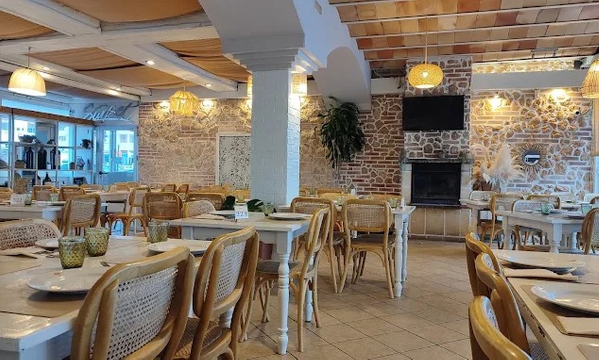 Image 15: Menu de caldero con entrantes, principales, postres y bebidas