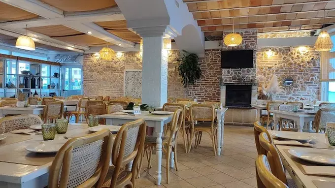 Menu de caldero con entrantes, principales, postres y bebidas