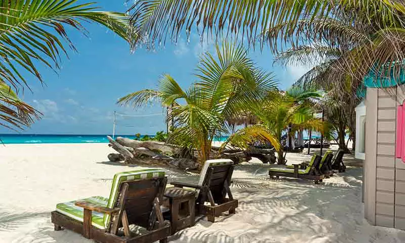 ✈  4, 6, or 7 Night All-Inclusive Flamingo Cancún Resort Trip with Nonstop Air from Vacation Express - Primary Image