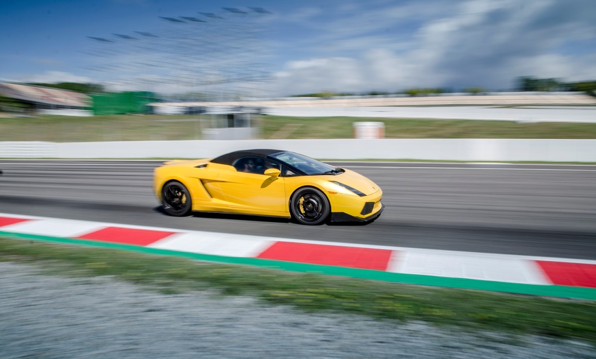 Image 1: Conducción en circuito corto con el Lamborghini en Best Experience