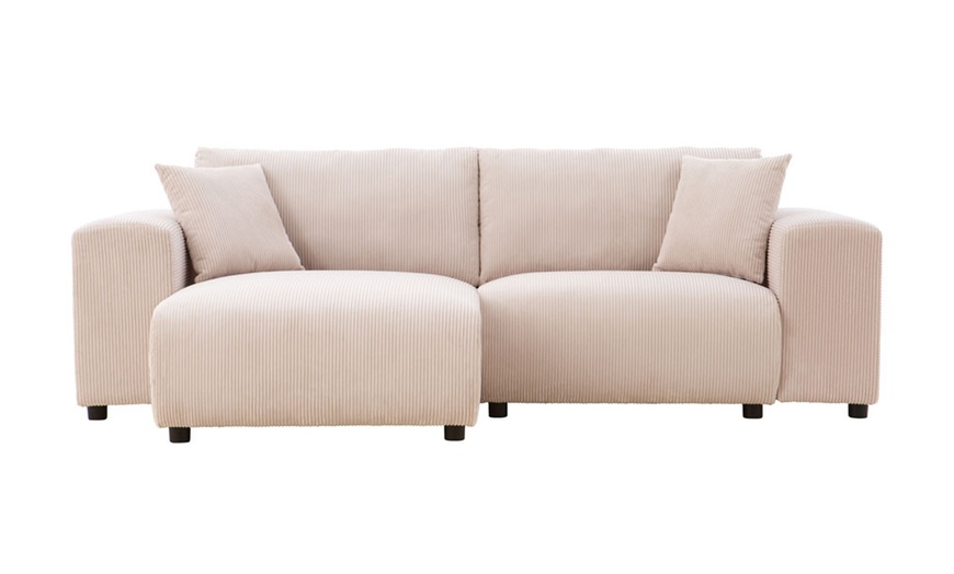 Image 19: Canapé d'angle réversible 3 places "Jambi" de Kocoon en velours côtelé