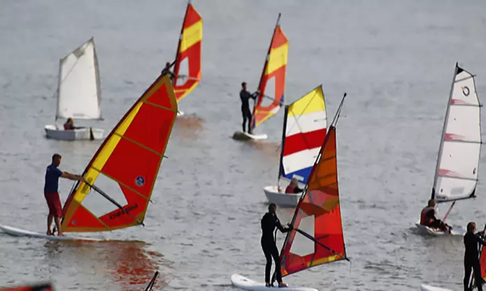 Entdecke den Nervenkitzel: Windsurf-Schnupperkurs mit Einweisung