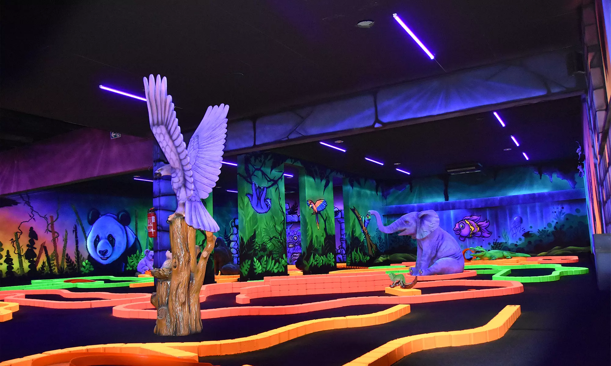 Smash een hole-in-one: 18 holes glowgolf