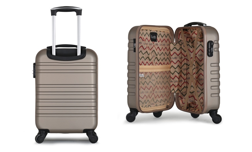 Image 19: Cabin Suitcase and Vanity Case