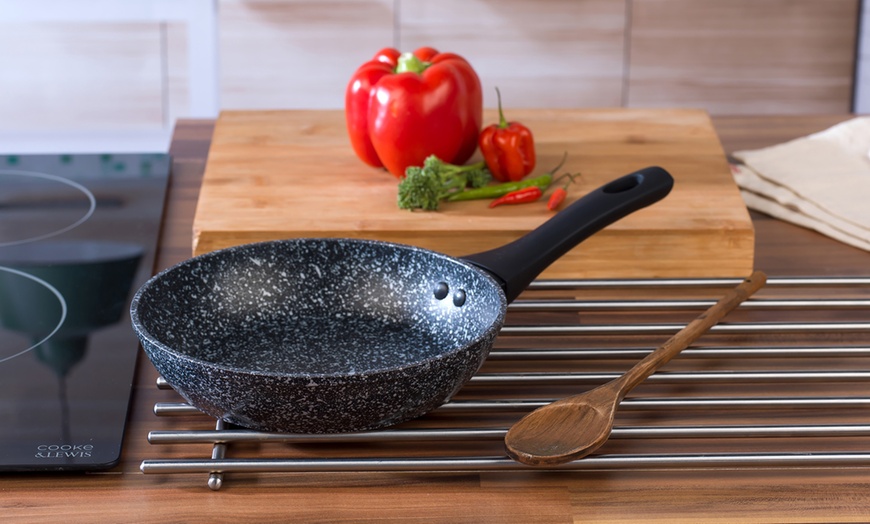 Image 3: Salter Three-Piece Frying Pan Set