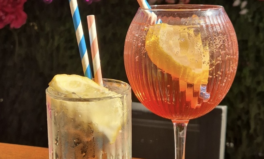 Image 13: Romantic Burger & Drink Experience for 2 or 4 – Valentine’s Special