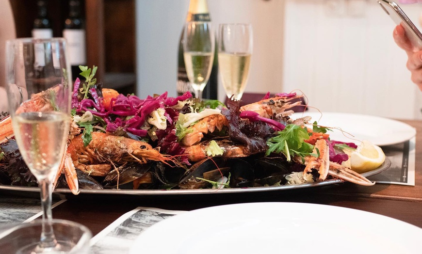 Image 4: Mariscada o parrillada de pescado con botella de vino para 2 personas