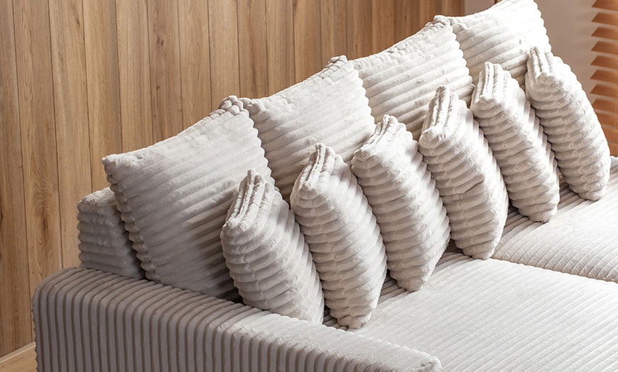 Image 4: Canapé d'angle "Kendari" de Kocoon en velours côtelé