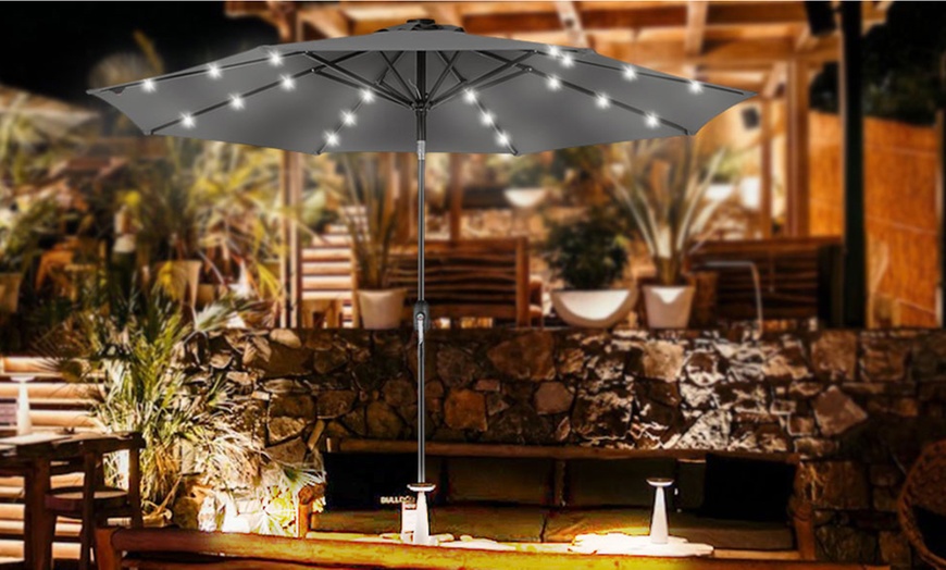 Image 1: Ombrellone da giardino antivento con luci LED Bakaji