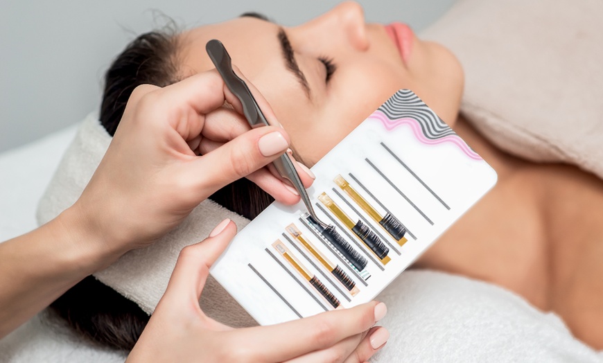 Image 1: Eyelash Technician Course (86% Off)