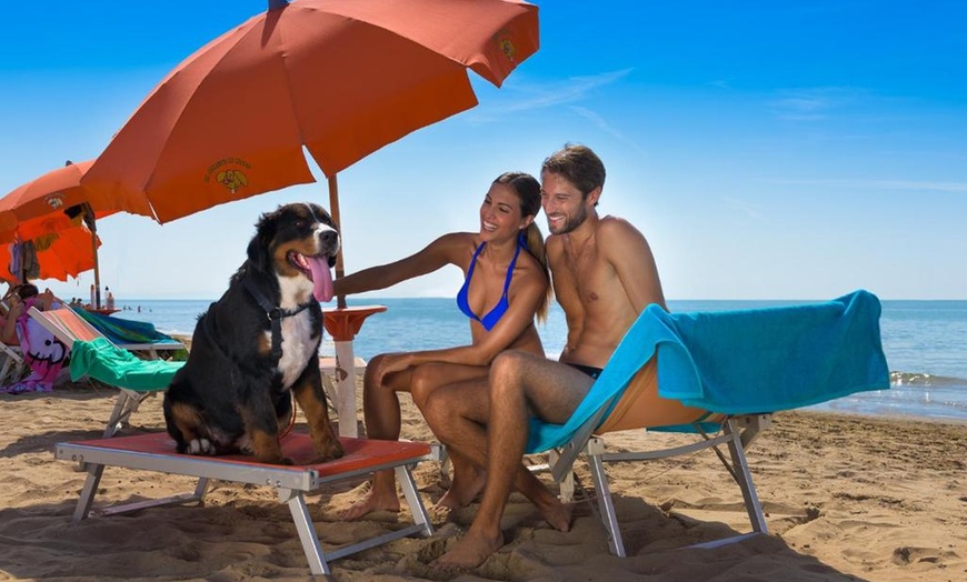 Image 1: Rimini 4*: camera doppia con colazione, servizio spiaggia o cena per 2