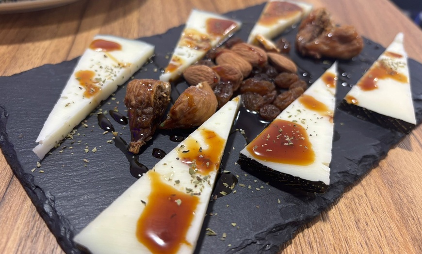 Image 10: Menú mediterráneo para 2 o 4 con postre y opción a botella de vino