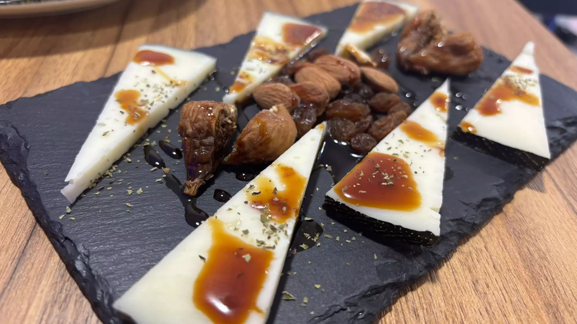 Menú mediterráneo para 2 o 4 con postre y opción a botella de vino