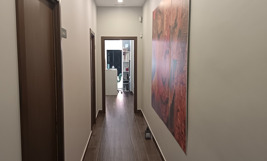 Image 9: Masaje descontracturante con ajuste vertebral, hombros y tobillo