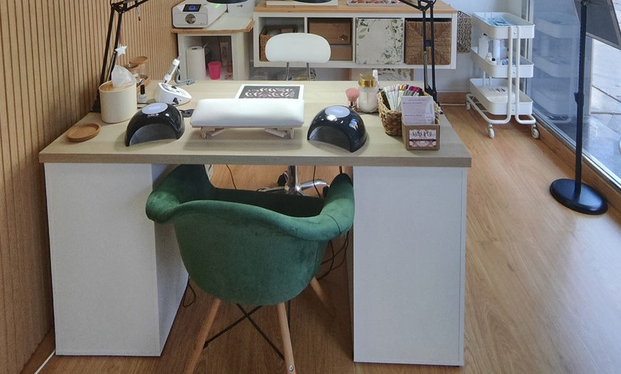 Image 6: Manicura o pedicura con opción a refuerzo o primera puesta de acrygel