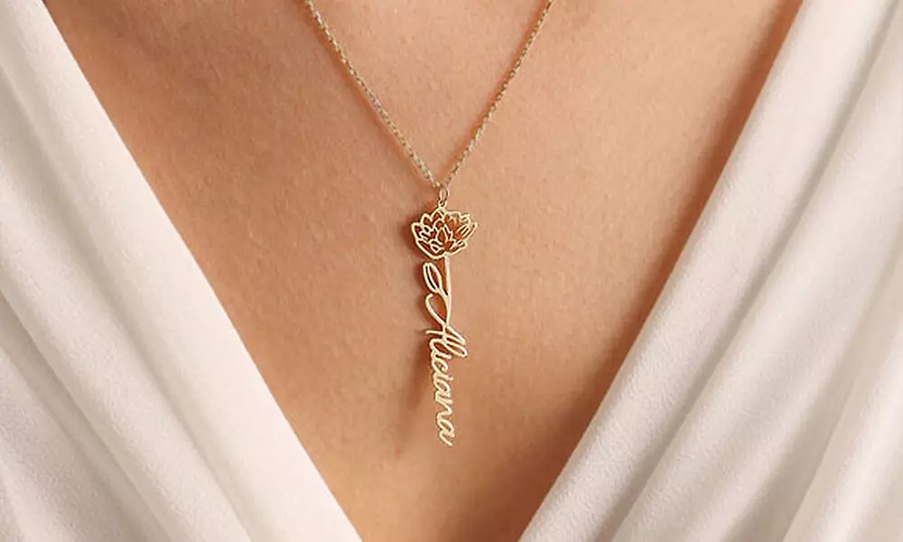 Collier de nom personnalisé avec fleur de naissance par Justyling
