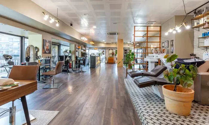 Een stralende huid met gezichtsbehandelingen met een peeling, microdermabrasie of lift & sculpture (met tot 60% korting) - Second Medium