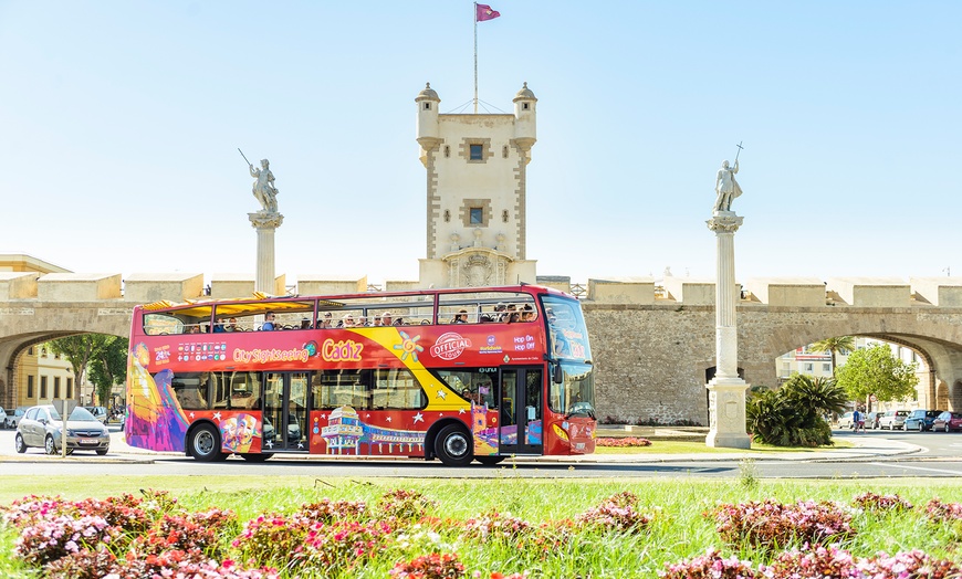 Image 1: Ticket de 2 días para bus turístico por Cádiz para 1 niño o adulto