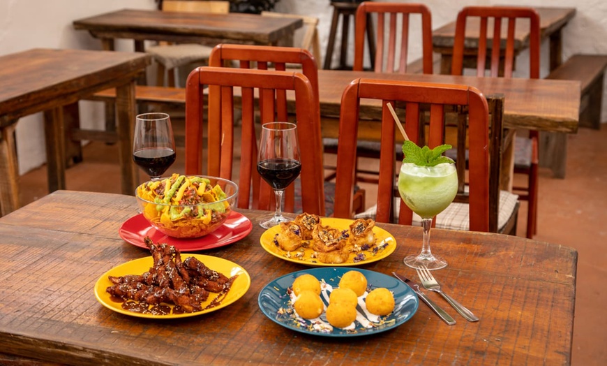 Image 2: Menú venezolano con arepas, entrantes y pizza frita con helado 