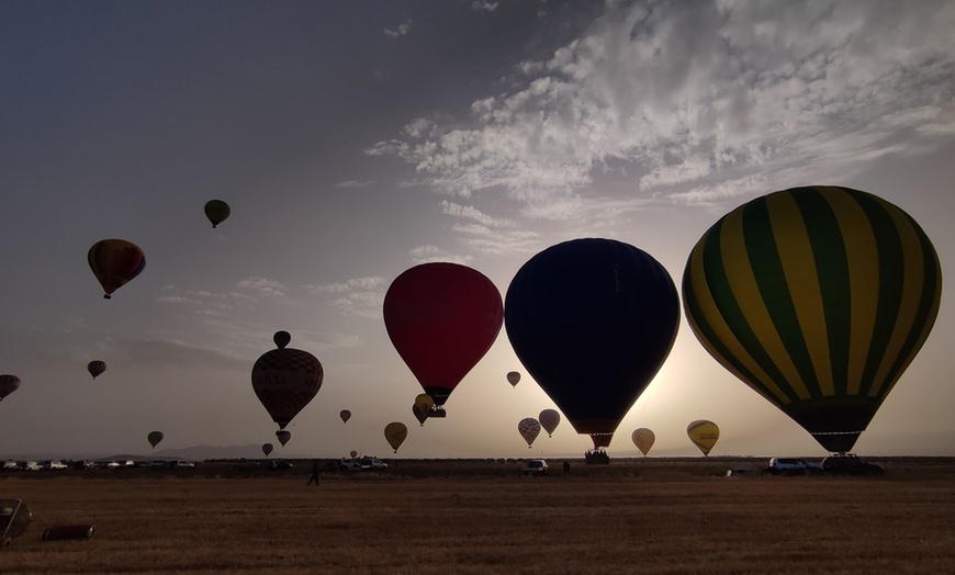 Image 4: Viaje en globo para 1 o 2 personas al amanecer con desayuno y brindis