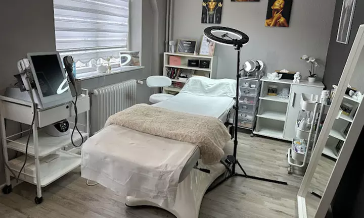 Augenbrauen-Microblading oder Lippen-Permanent-Make-up