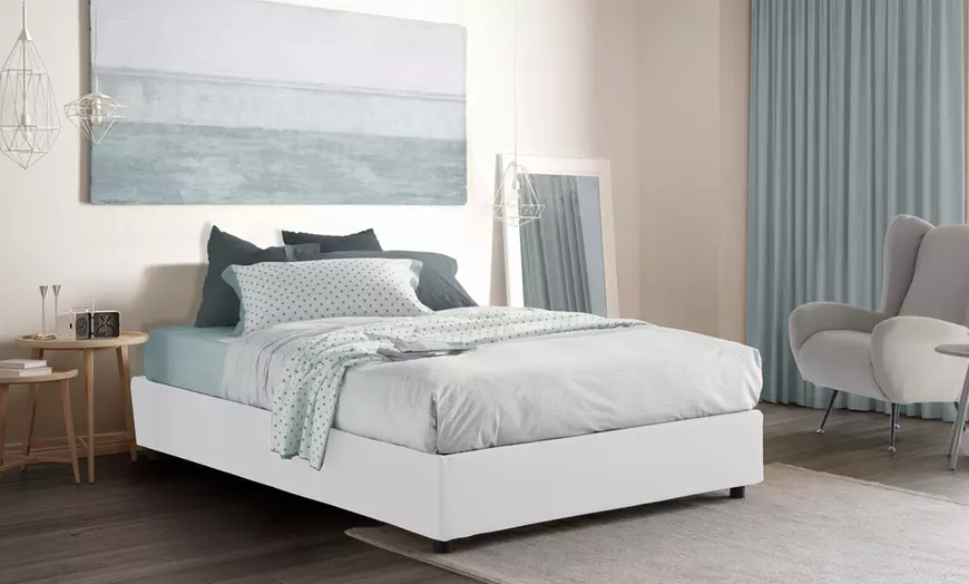 Image 1: Lit double "Silvia" avec matelas en option