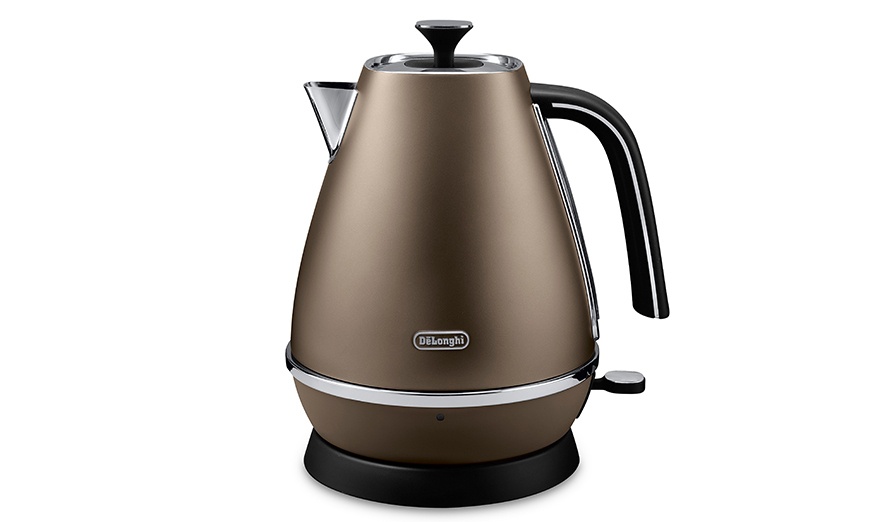 Image 5: DeLonghi Kettle and Toaster Set