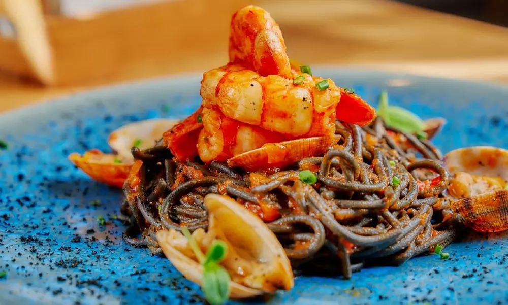 Saborea la tradición mediterránea: menú con botella de vino para 2 o 4