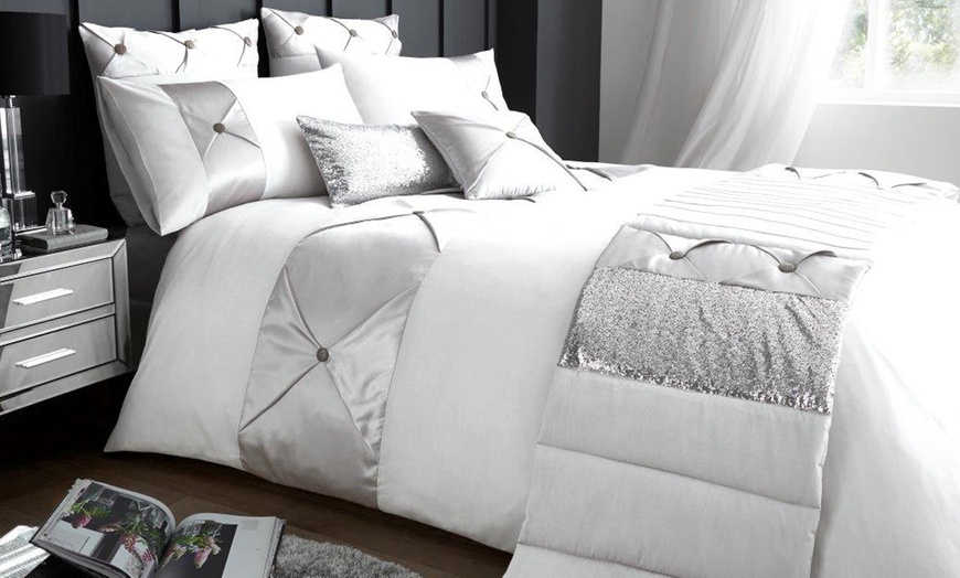 Image 3: Signature Range Lush Duvet Set