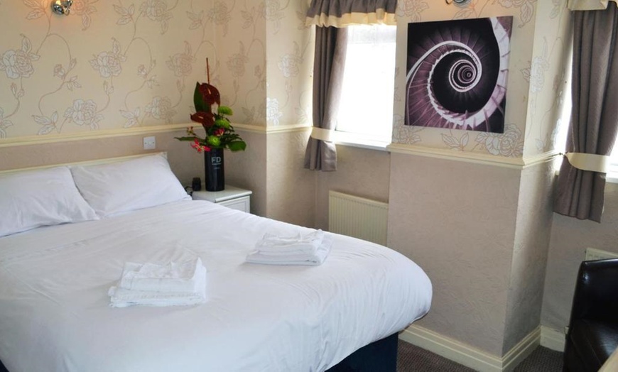 Image 3: Blackpool: Double Room with Breakfast