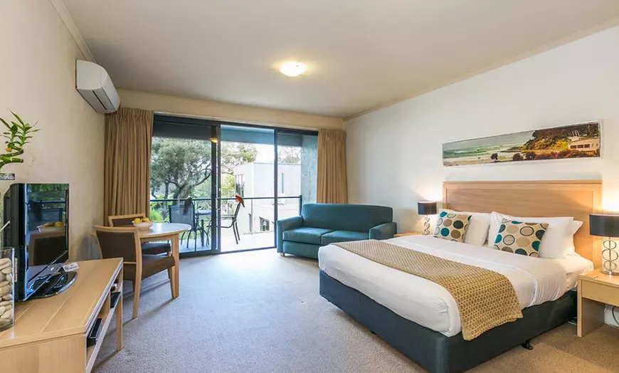 Image 3: Lorne: Couples' Retreat with Wine
