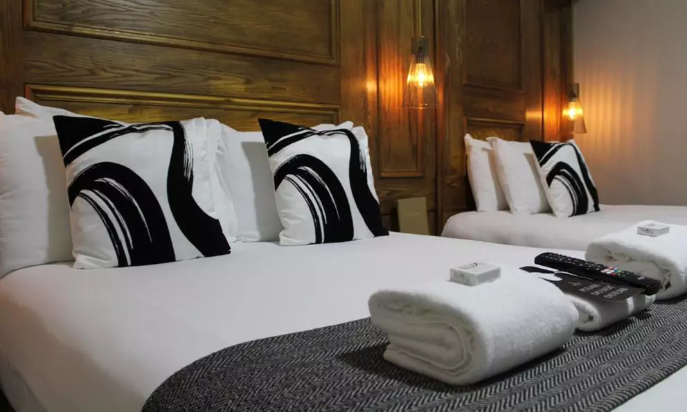 Manchester Getaway: Stay with Breakfast, Bottle of Prosecco & Dinner