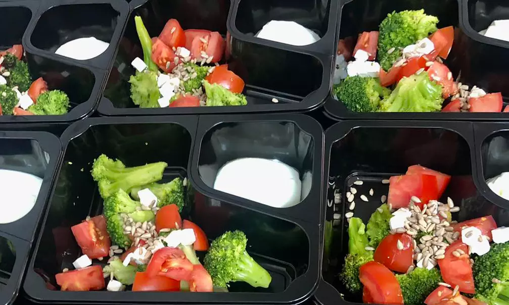 Zdrowa dieta na talerzu: catering na 3-20 dni dla Warszawy i okolic z Fit Day Catering Dietetyczny (do -20%) - Primary Image