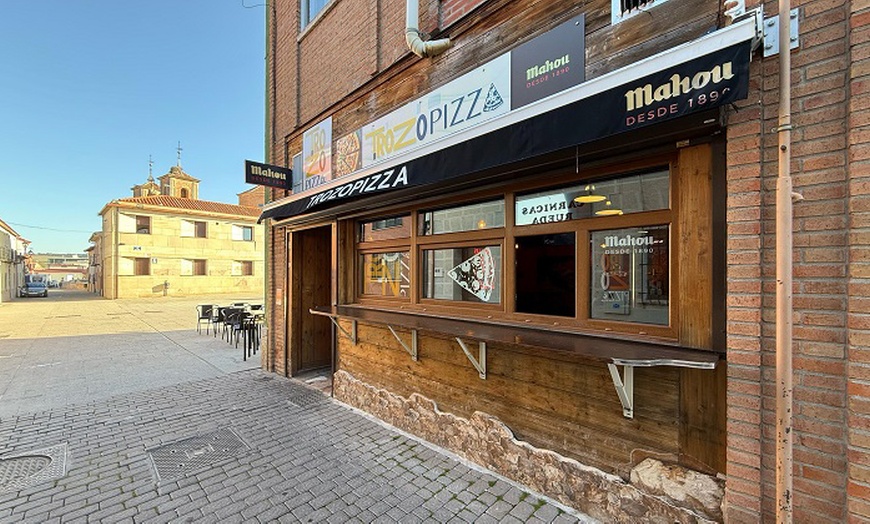 Image 23: Menú de pizza artesanal con entrante, postre y bebida para 2 o 4