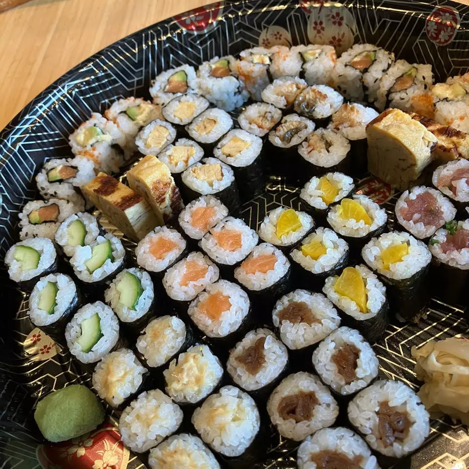 Sushi Box to go für 1-2 Personen / Sushi Partyplatte für 4 Personen