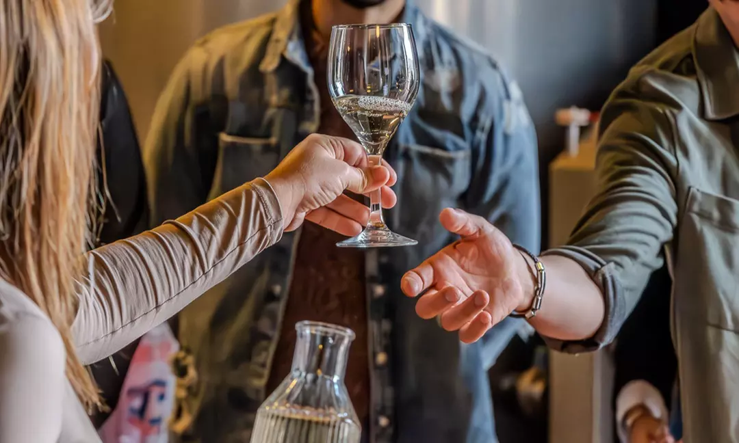 Menú de comida con visita a bodega y cata de vinos para 1 o 2 personas