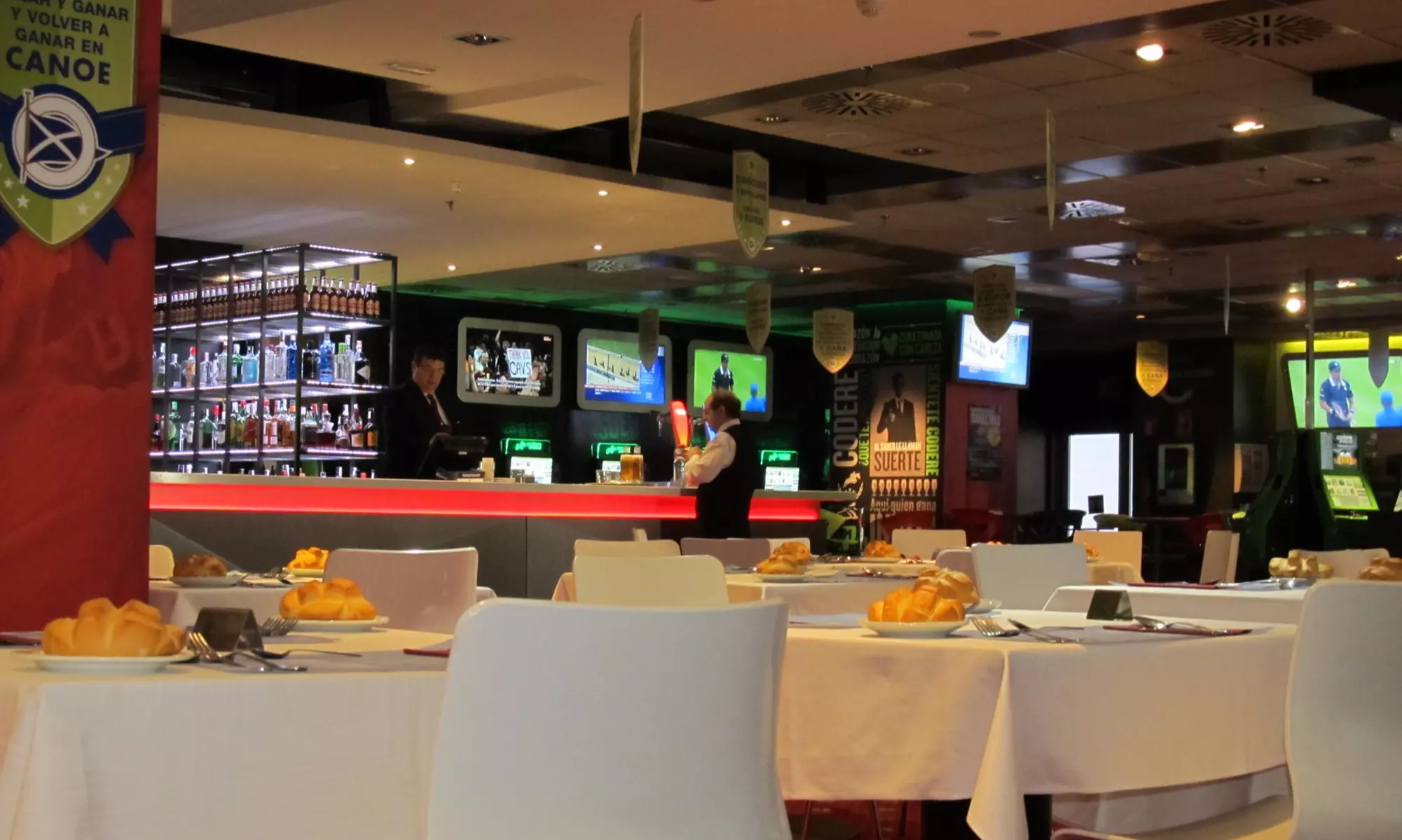 Comilona y diversión: menú con copas, crédito de juego y parking