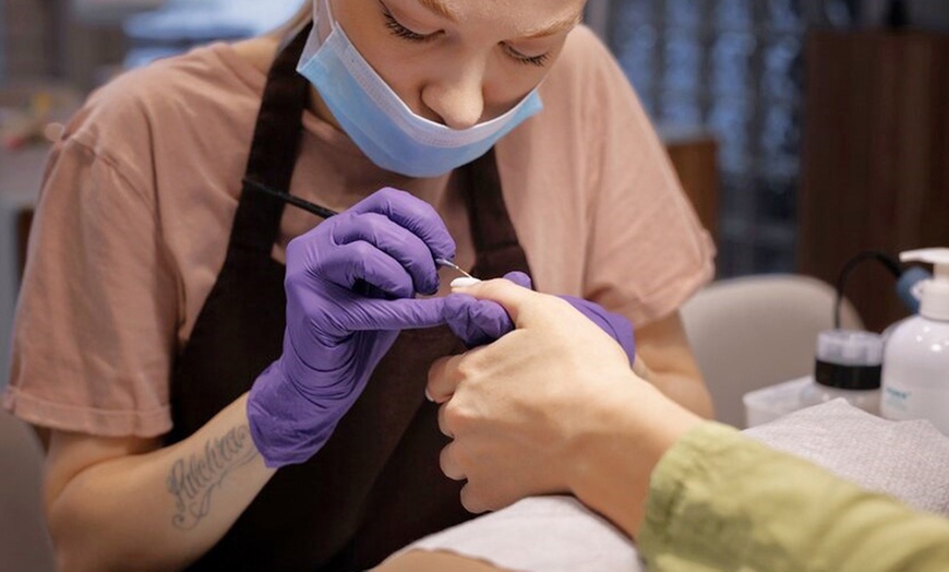 Image 6: Sesión de manicura, pedicura o ambas con esmaltado a elegir