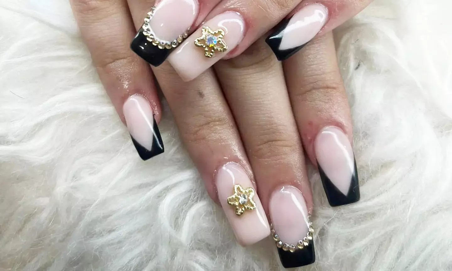 1 o 3 sesiones de manicura y/o pedicura con esmaltado semipermanente para 1 persona con hasta 44% de descuento - Primary Image