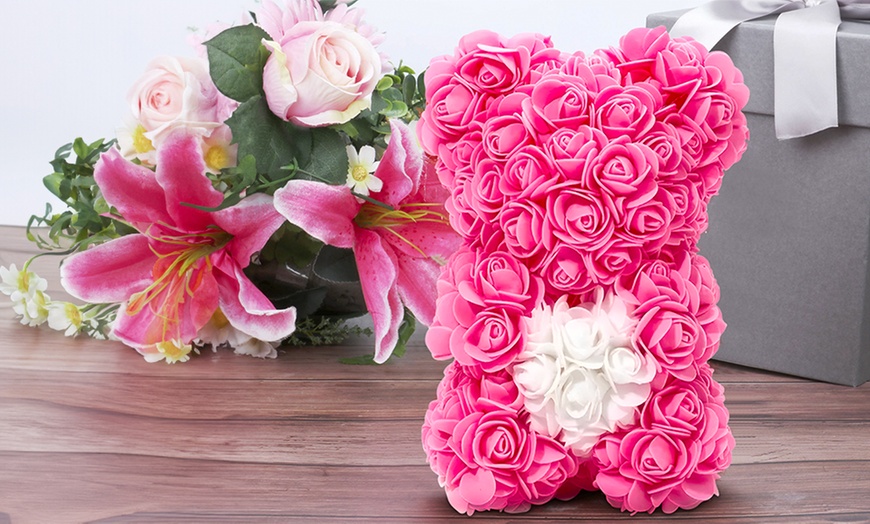 Image 25: Ours en peluche en rose artificielle