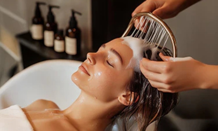 Image 1: Évasion sensorielle : head spa et pose de vernis semi-permanent