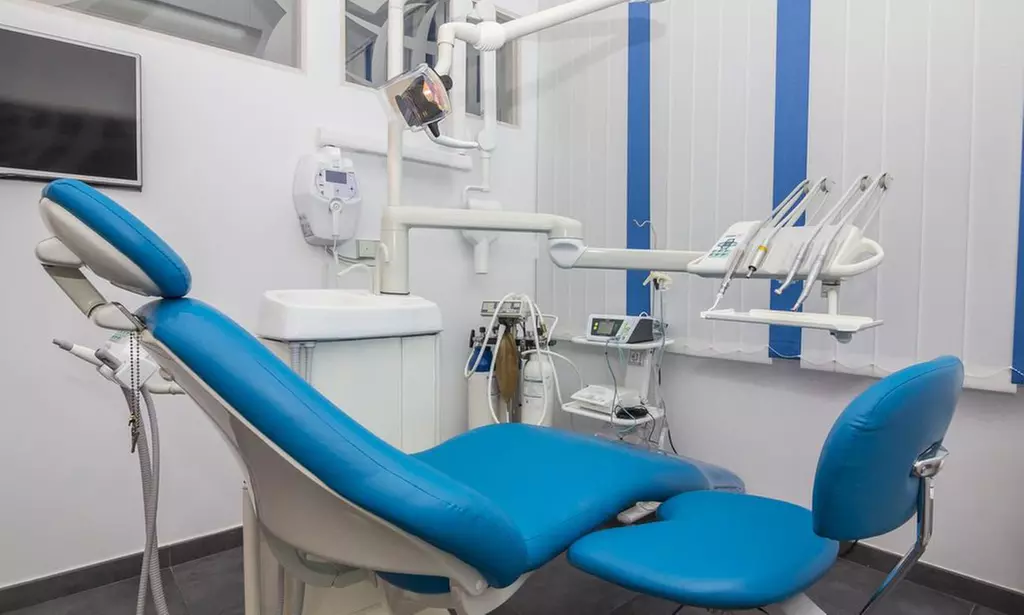 Limpieza bucal con fluorización con opción a férula de descarga semirrígida en Clínica Dental Medical Implant - Primary Image