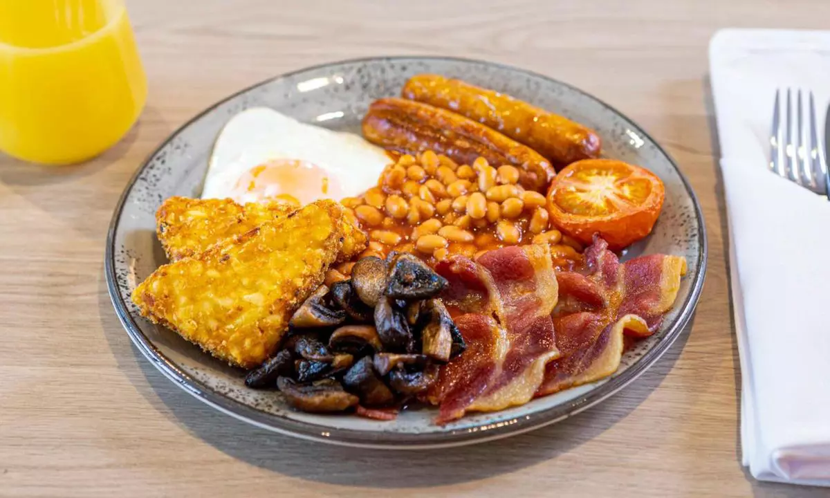 4* Liverpool: Standard King Room Stay with Breakfast and Late Checkout