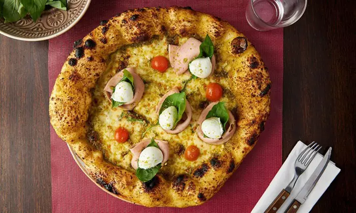 3-Gänge-Menü mit neapolitanischer Pizza oder Pasta für 2 oder 4 Personen bei La Fantasia (bis zu 38% sparen) - Primary Image