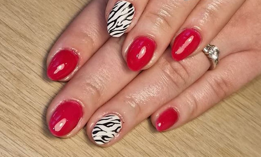 Image 2: 1 ou 2 beautés des mains russes avec 2 poses de vernis semi-permanent