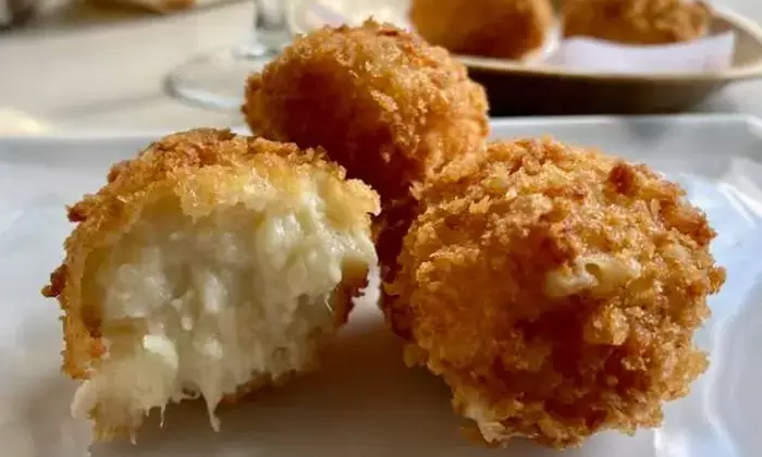 Menú Cochinillo para 2 o 4 con entrante, postre y botella de vino